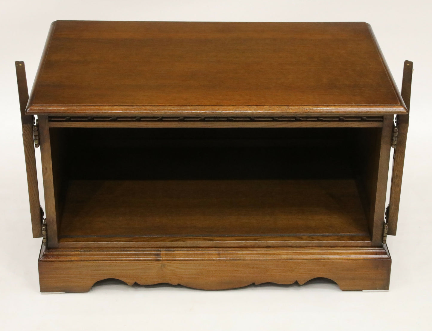 Old Charm TV Stand Light Oak Sky Box/DVD Area VGC FREE Nationwide Delivery. SBR7946/2004C