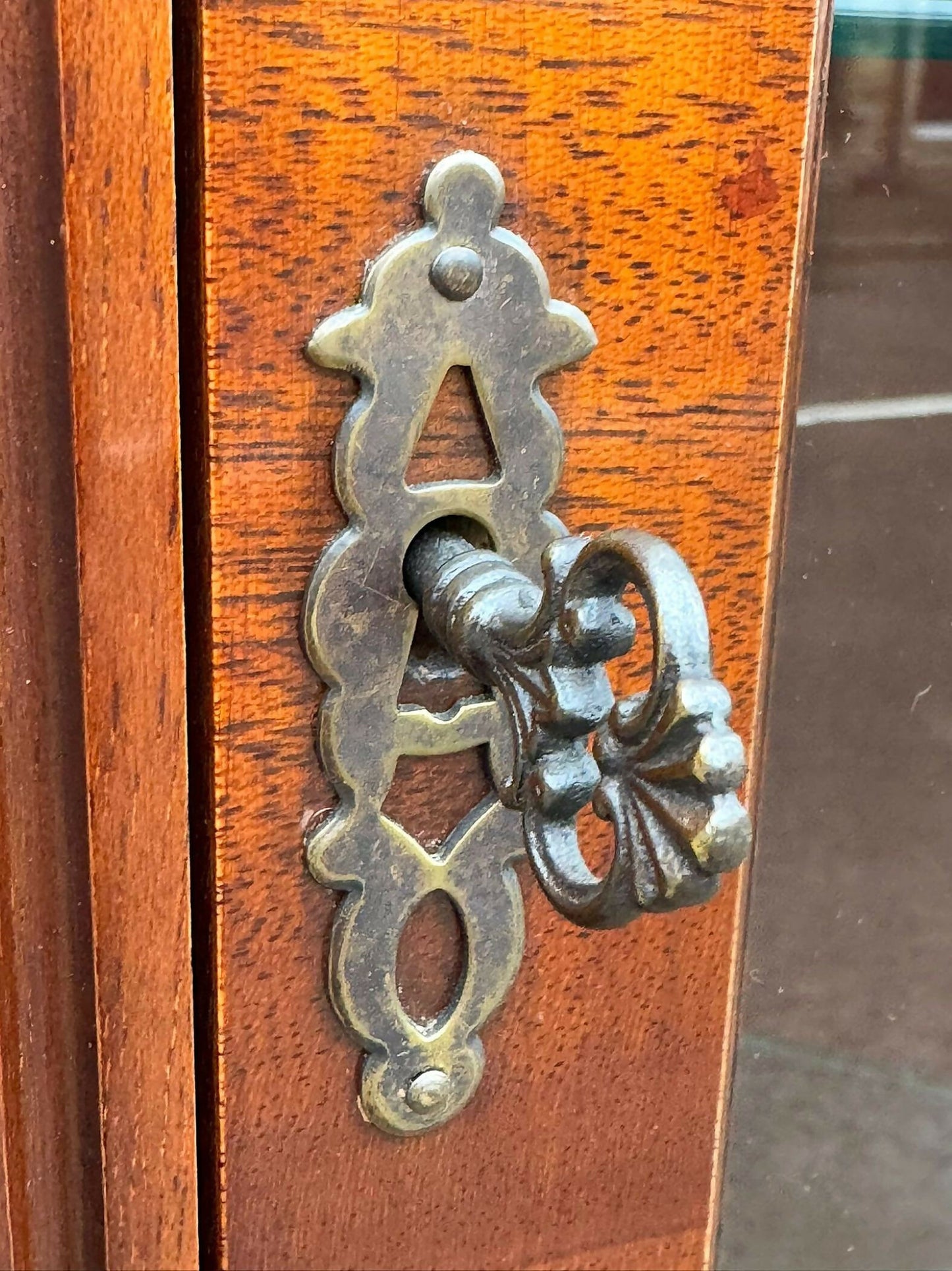 Charles Barr Figured Mahogany Corner Cabinet / Corner Cupboard