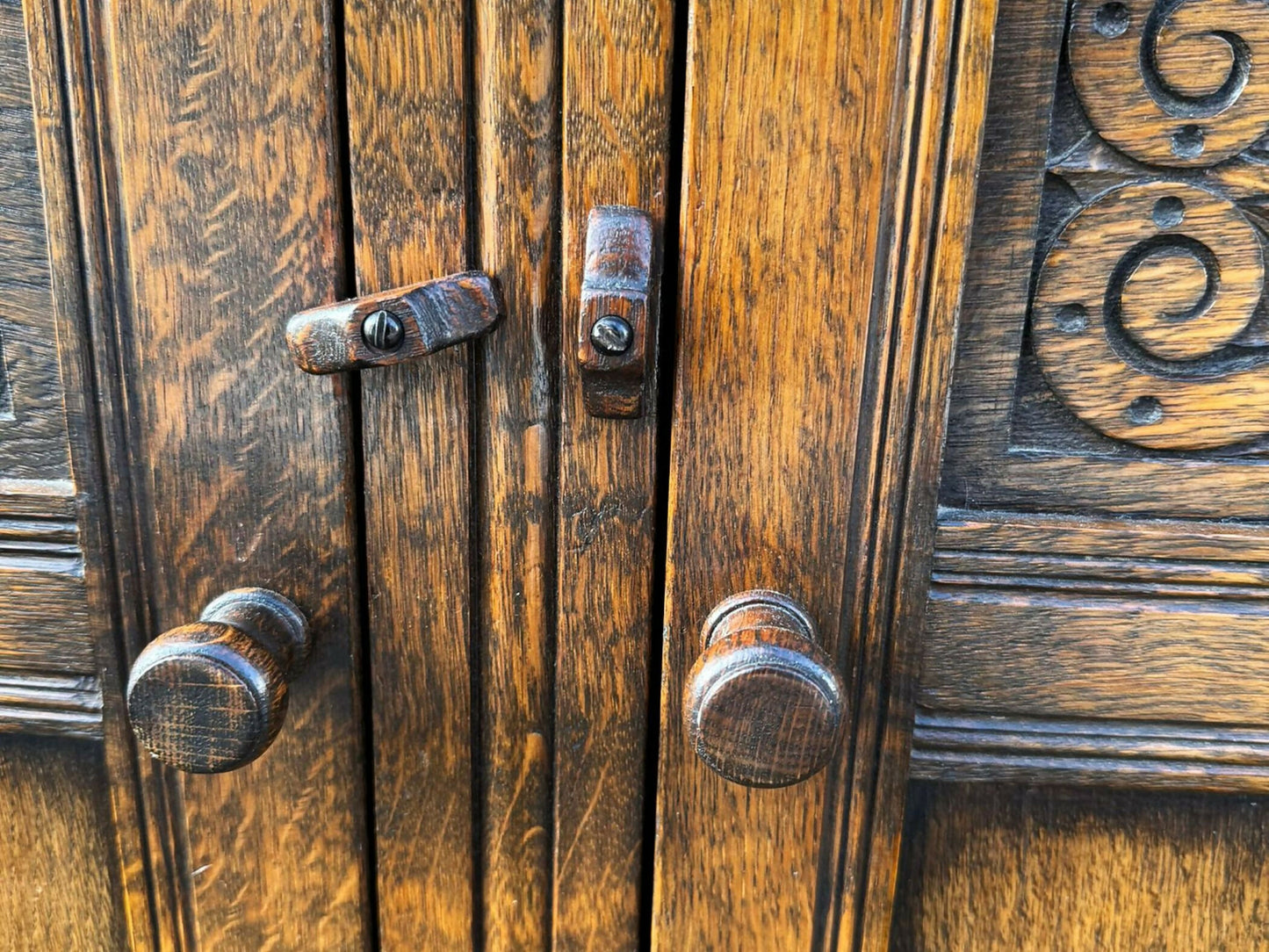 Good Quality Oak Carved Sideboard Cabinet