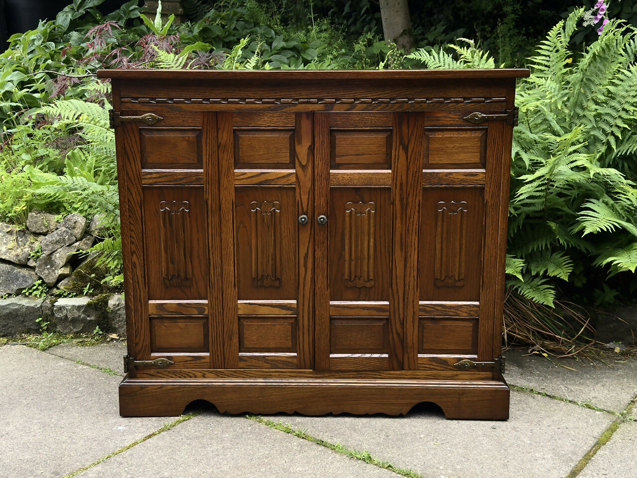 A WOOD BROTHERS OLD CHARM CARVED LIGHT OAK CD STORAGE CABINET / STAND