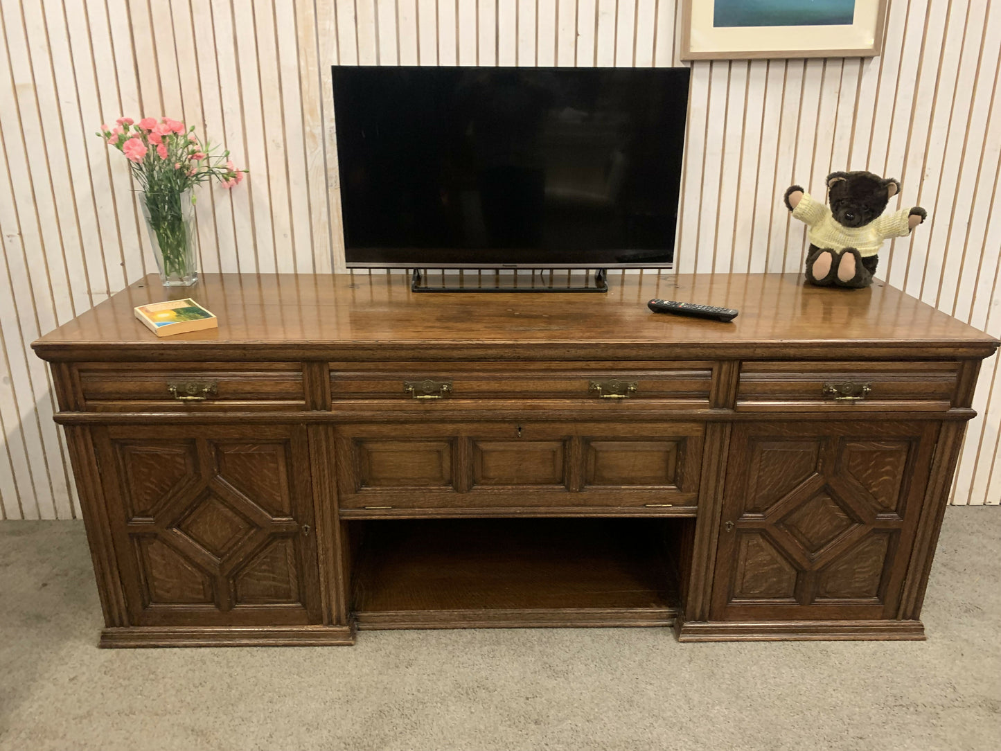 Large Oak Sideboard Dresser Base with 2door and 3 Drawer and Pull Down Shelves