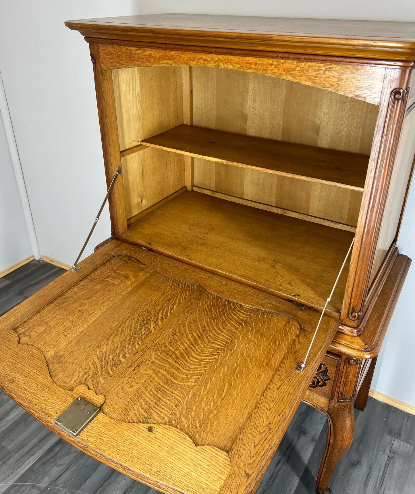Vintage Drinks Cabine tFrench Louis XIV Style Cabriole Legs Carved Cabinet LOT 2917