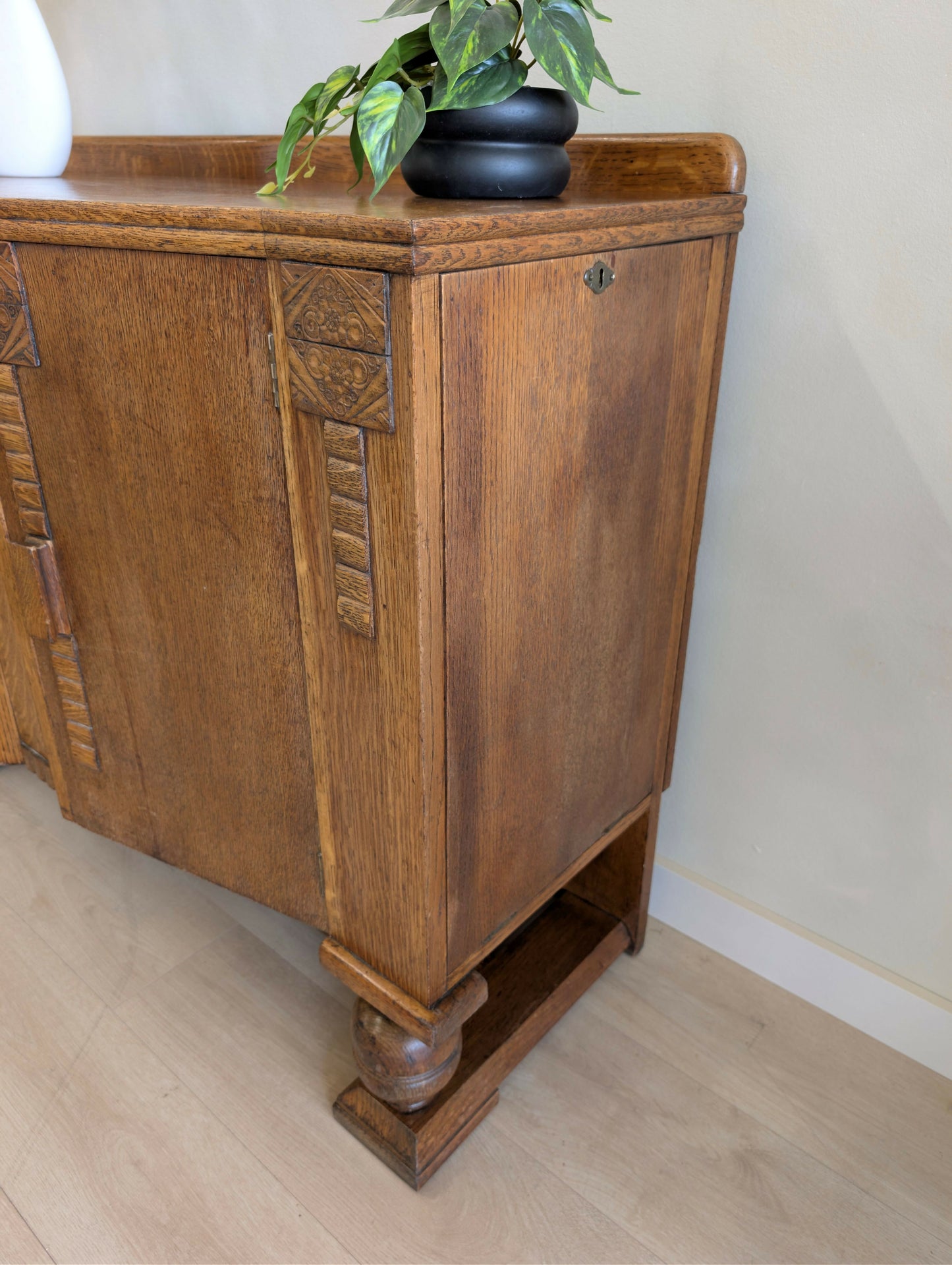 1930s Art Deco Quarter-Sawn Oak Sideboard Drinks Cabinet