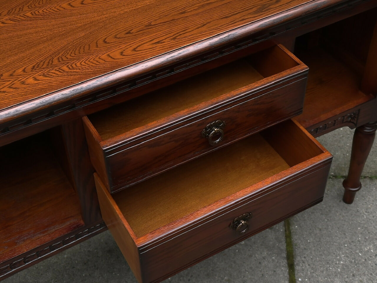 A WOOD BROTHERS OLD CHARM TUDOR BROWN CARVED OAK SIDEBOARD / DRESSER BASE / HALL TABLE