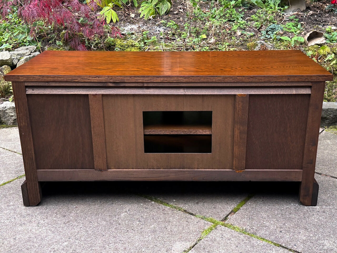 A WOOD BROTHERS OLD CHARM CARVED LIGHT OAK TV CABINET / MEDIA STAND / BASE / UNIT.
