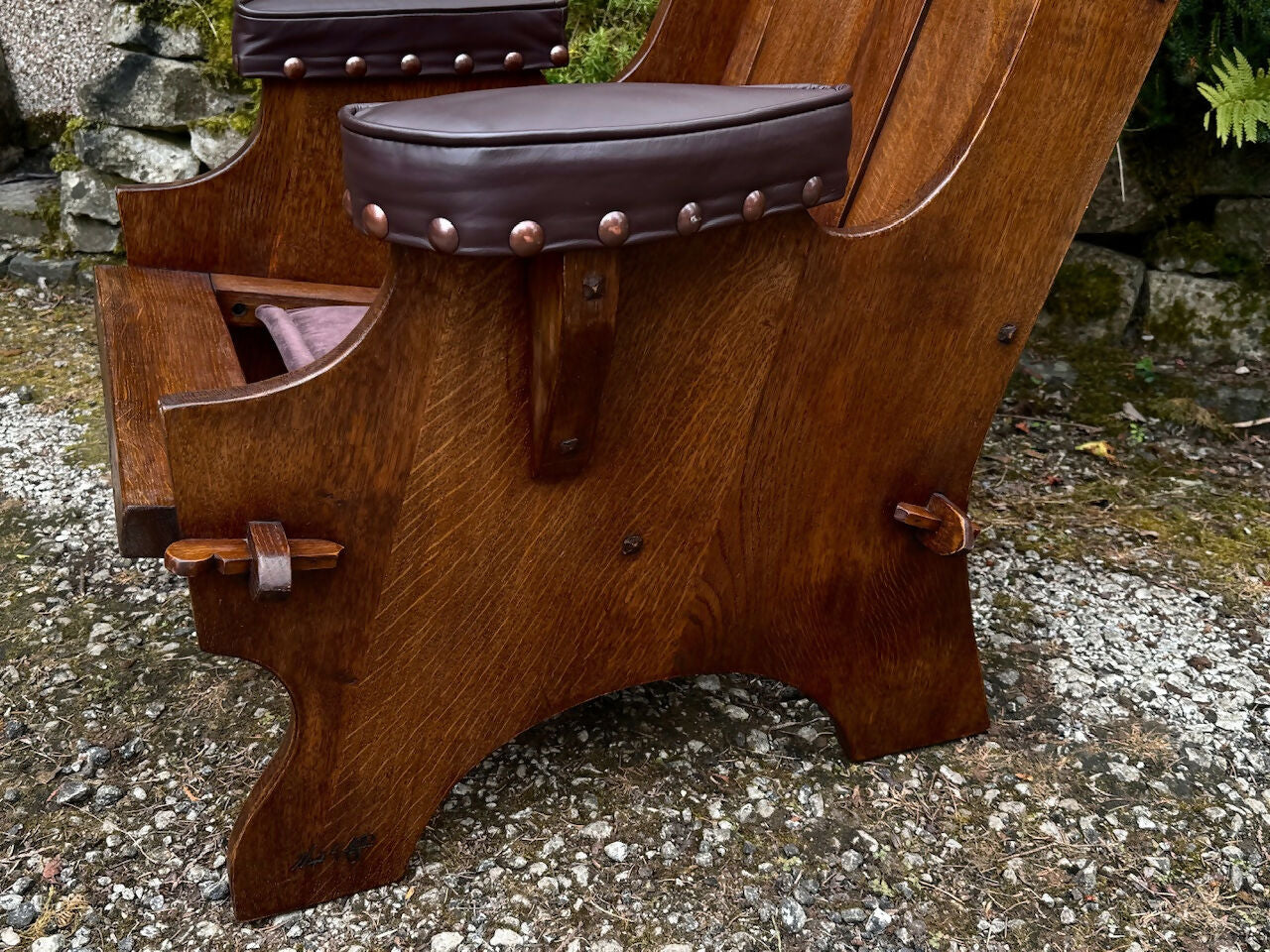A NIGEL RUPERT GRIFFITHS MONASTIC CARVED OAK LEATHER FIRESIDE CHAIR / ARMCHAIR