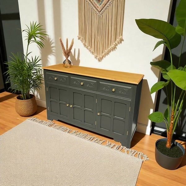 Stunning Solid Oak Vintage Sidebiard