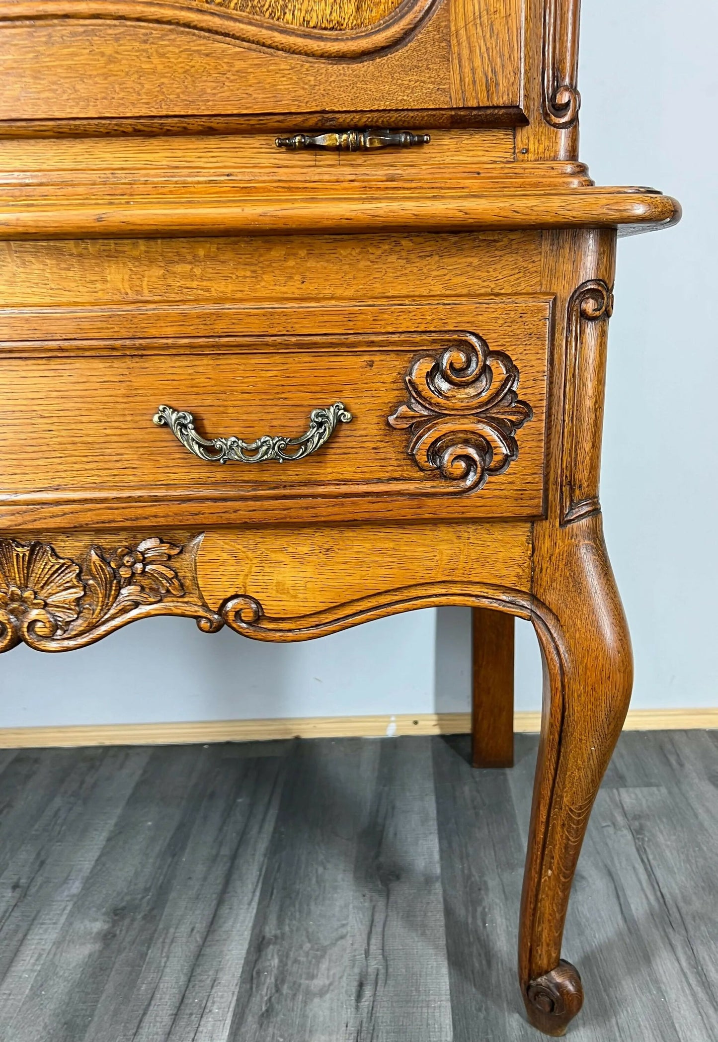 Vintage Drinks Cabine tFrench Louis XIV Style Cabriole Legs Carved Cabinet LOT 2917