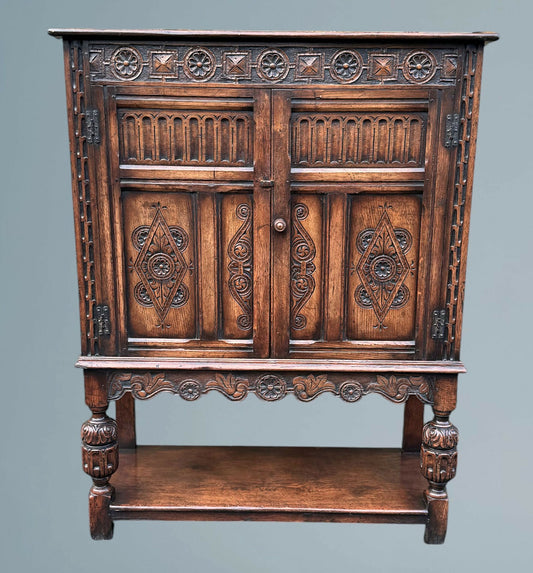Good Quality Oak Court Cupboard / Sideboard