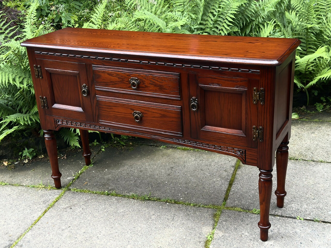 A WOOD BROTHERS OLD CHARM TUDOR BROWN CARVED OAK SIDEBOARD / DRESSER BASE / HALL TABLE