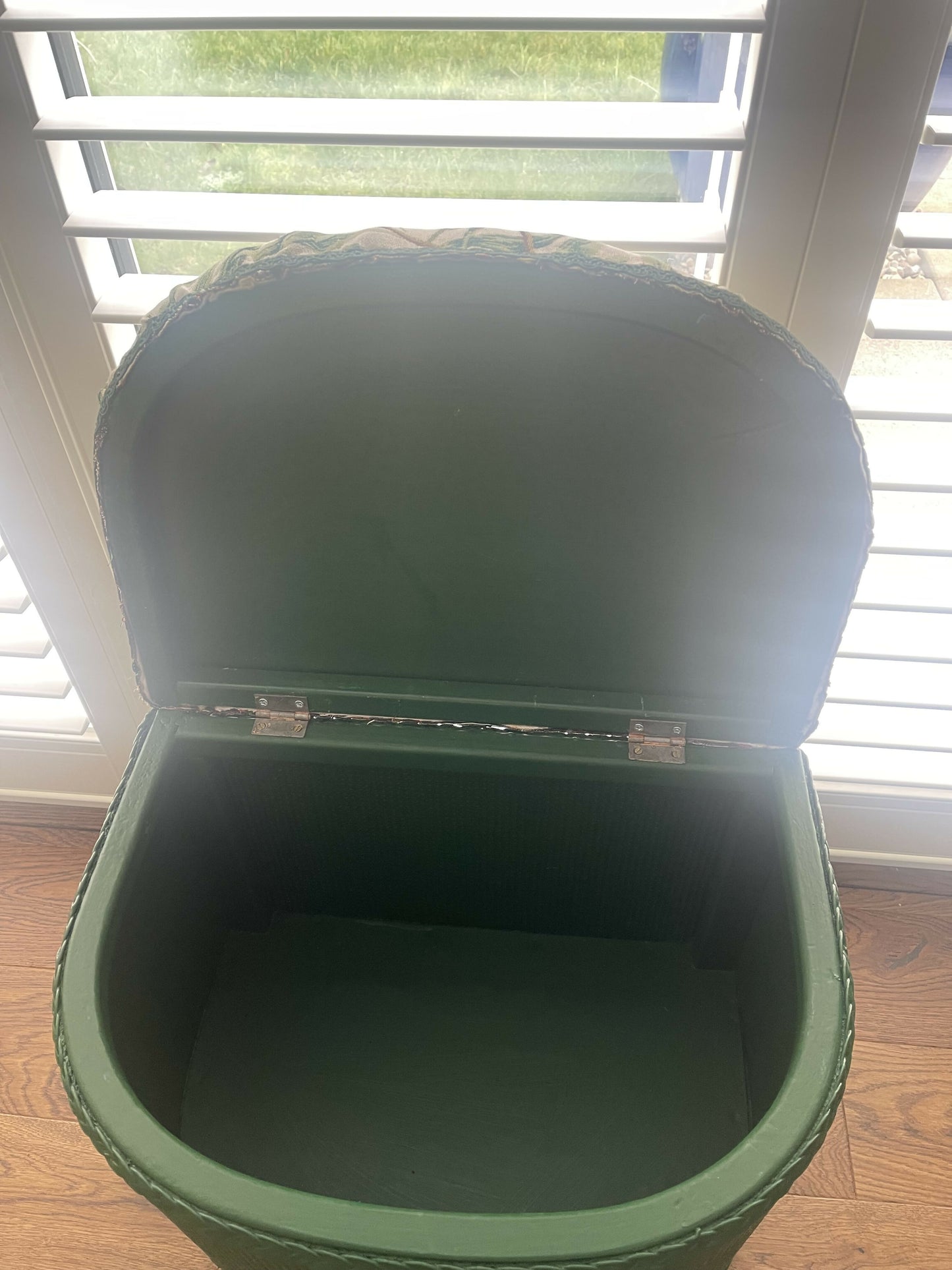 Green ottoman seat. Small. Bijou. Beautiful midgreen, matching fabric