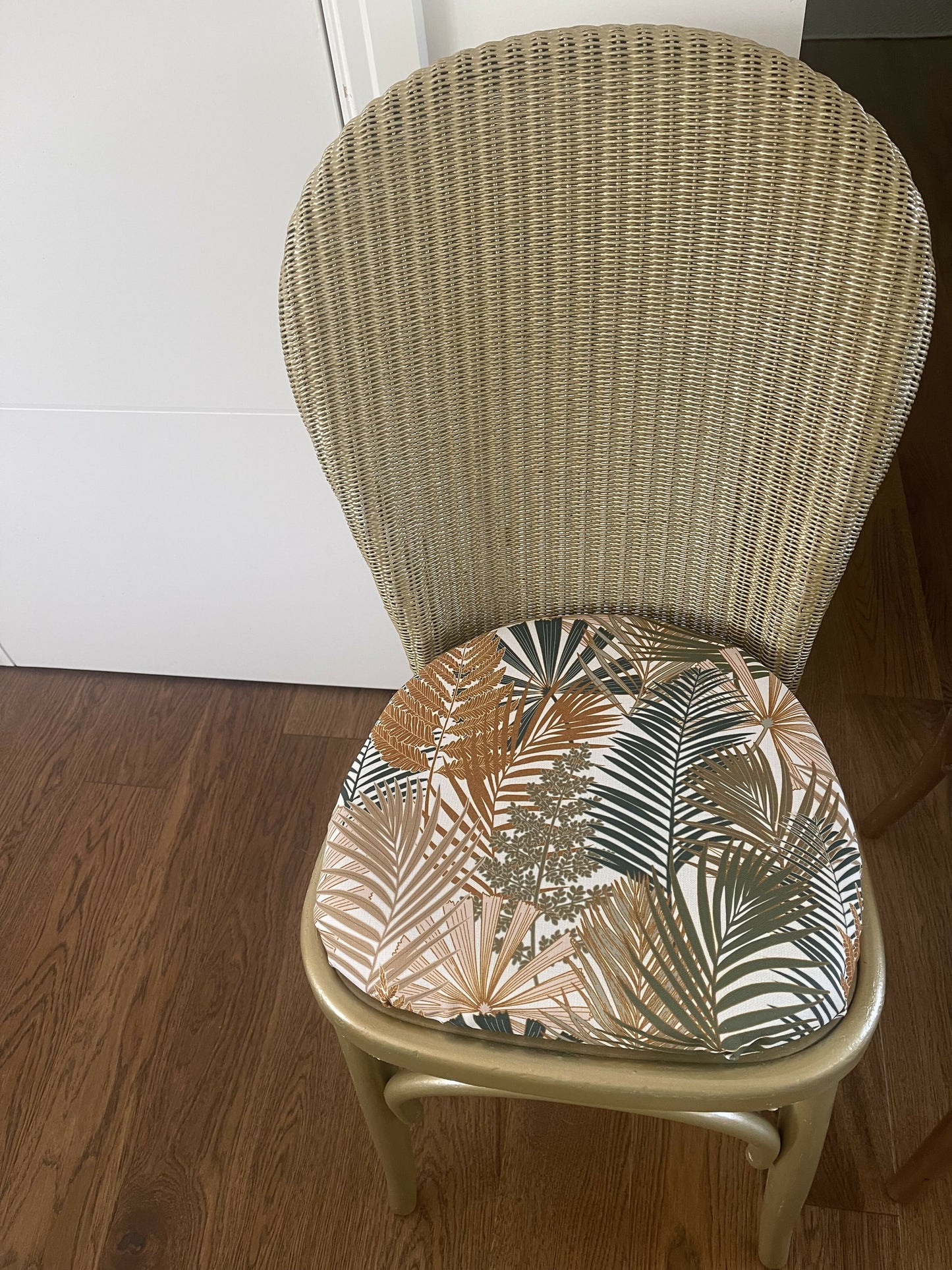 Dining room chairs. Lloyd loom any colour any material. Just message. See sample