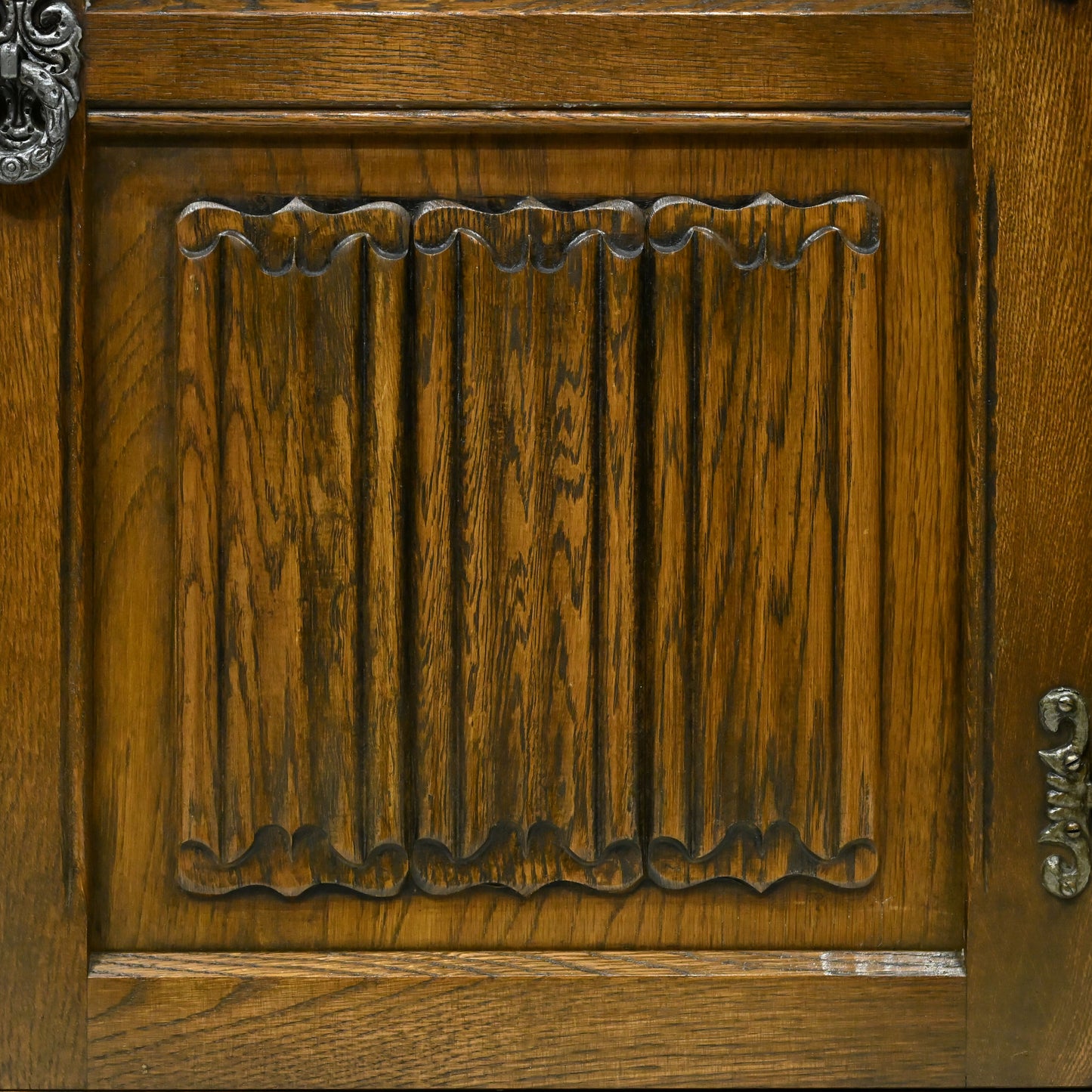 Old Charm Oak Dresser In Light Oak Finish Tudor Style 4ft 6" W FREE UK Delivery. SBR10169/0603E