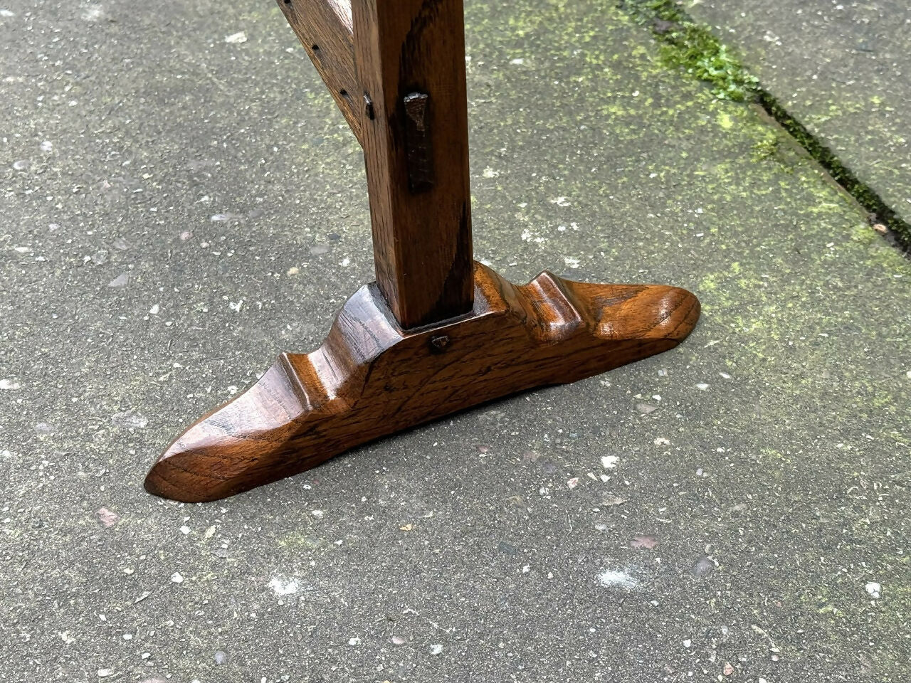 A RUPERT / NIGEL GRIFFITHS MONASTIC CARVED OAK FIRE SCREEN / STAND