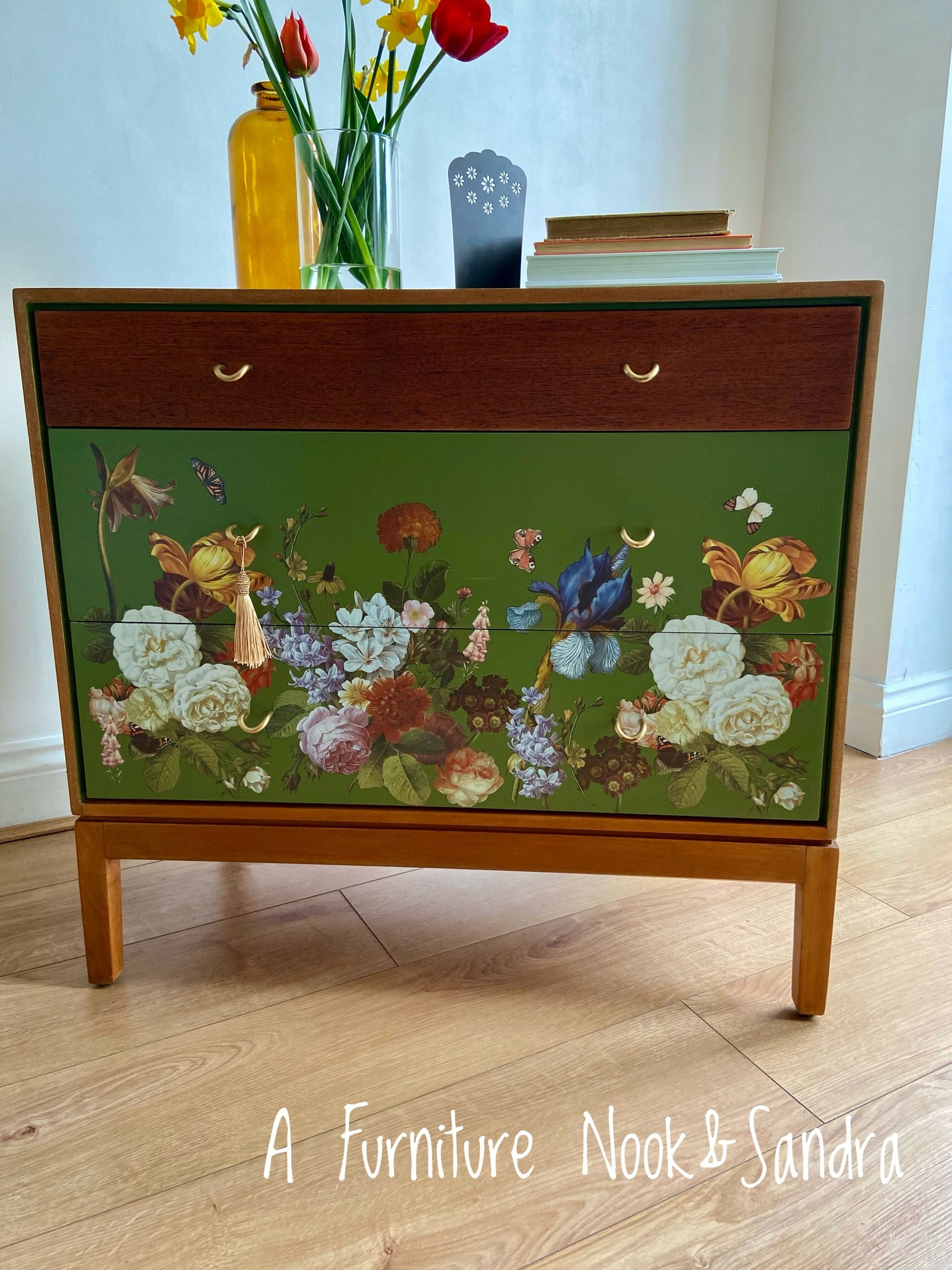 A little green Chest of drawers