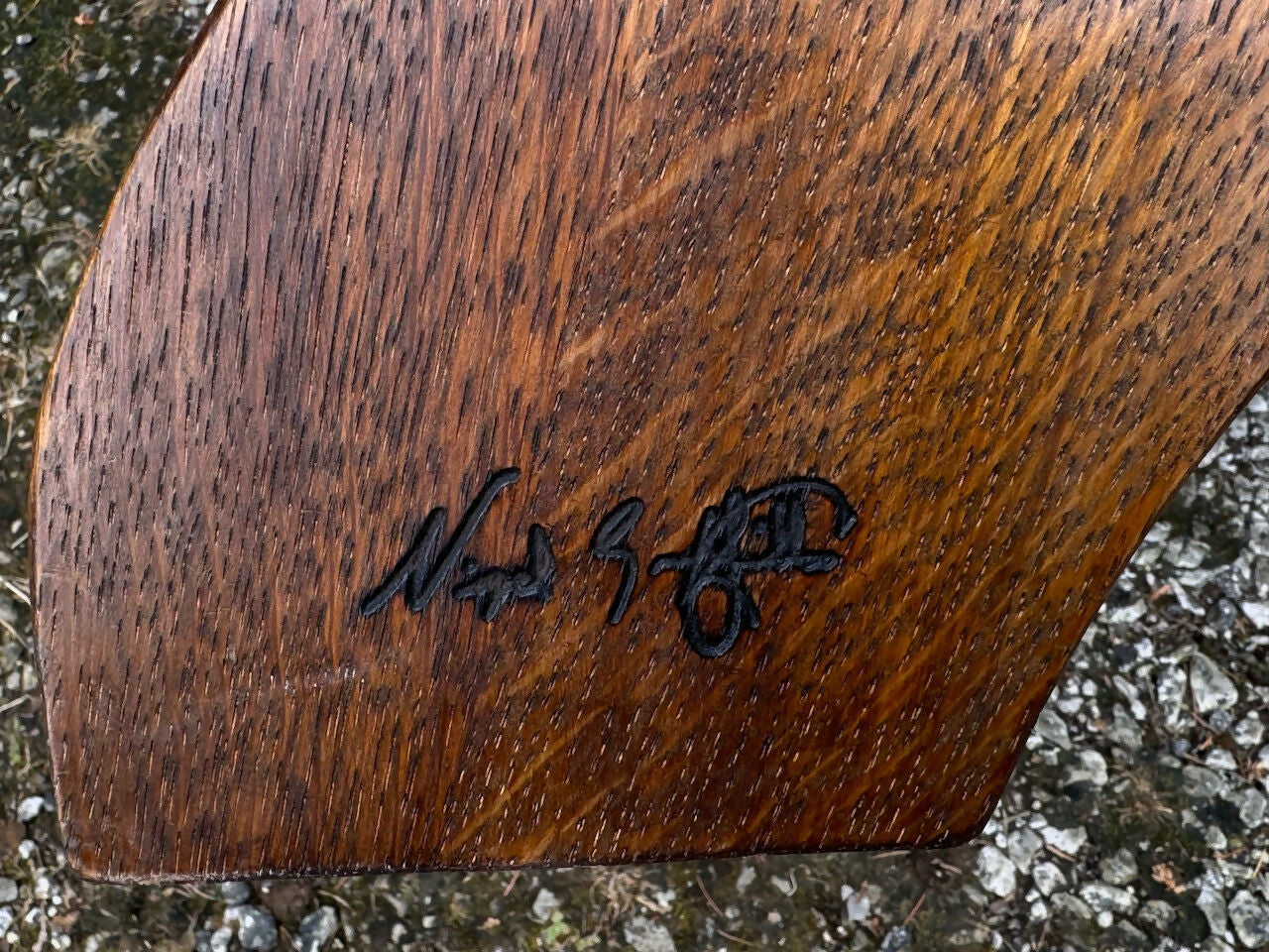 A NIGEL RUPERT GRIFFITHS MONASTIC CARVED OAK LEATHER FIRESIDE CHAIR / ARMCHAIR