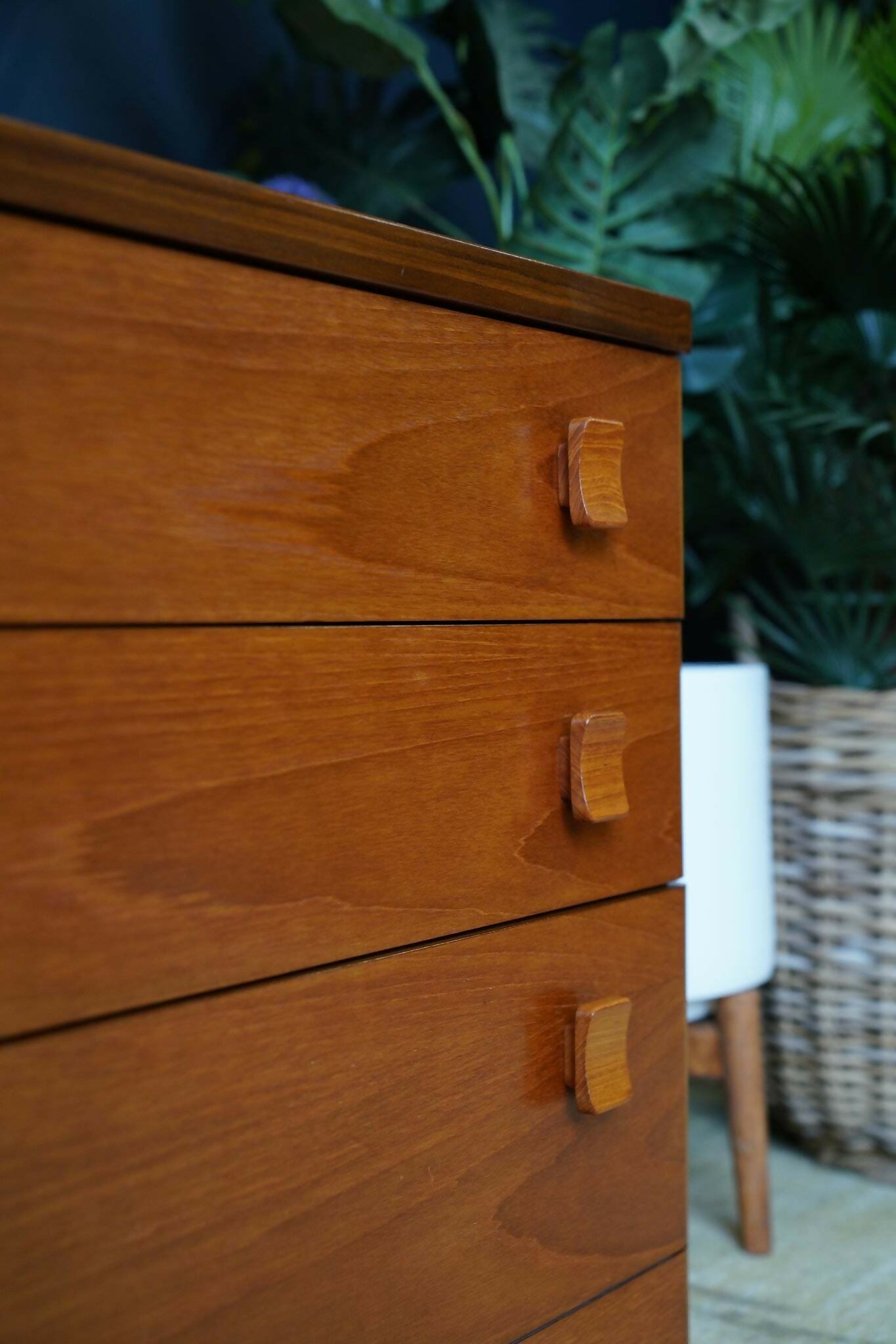 Vintage Mid Century Stag Chest Of Drawers – Timeless British Craftsmanship