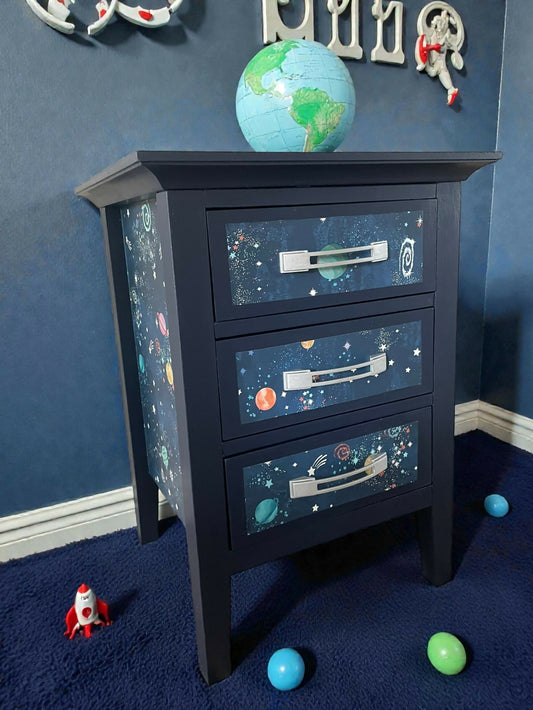 Small three drawer chest - bedside cabinet
