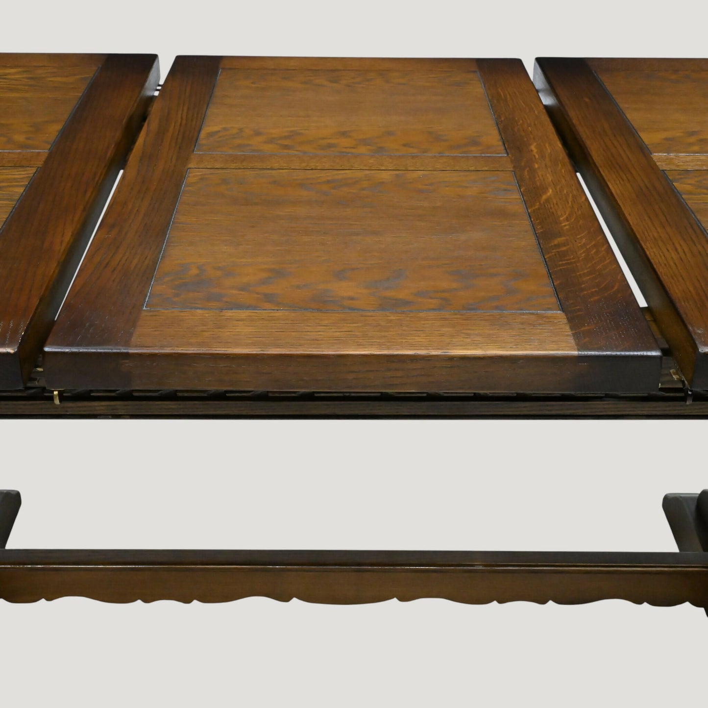 Old Charm Richmond Oak Extending Dining Table Light Oak Finish FREE UK Delivery. SBR10889/0209E