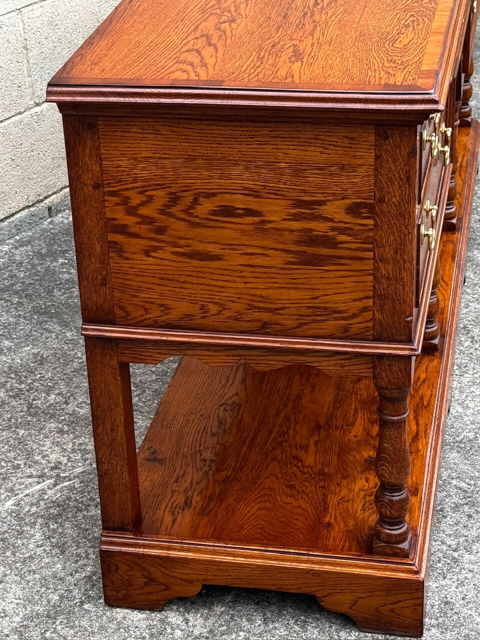 A TITCHMARSH AND GOODWIN STYLE SOLID OAK SIDEBOARD / DRESSER BASE / HALL LAMP TABLE