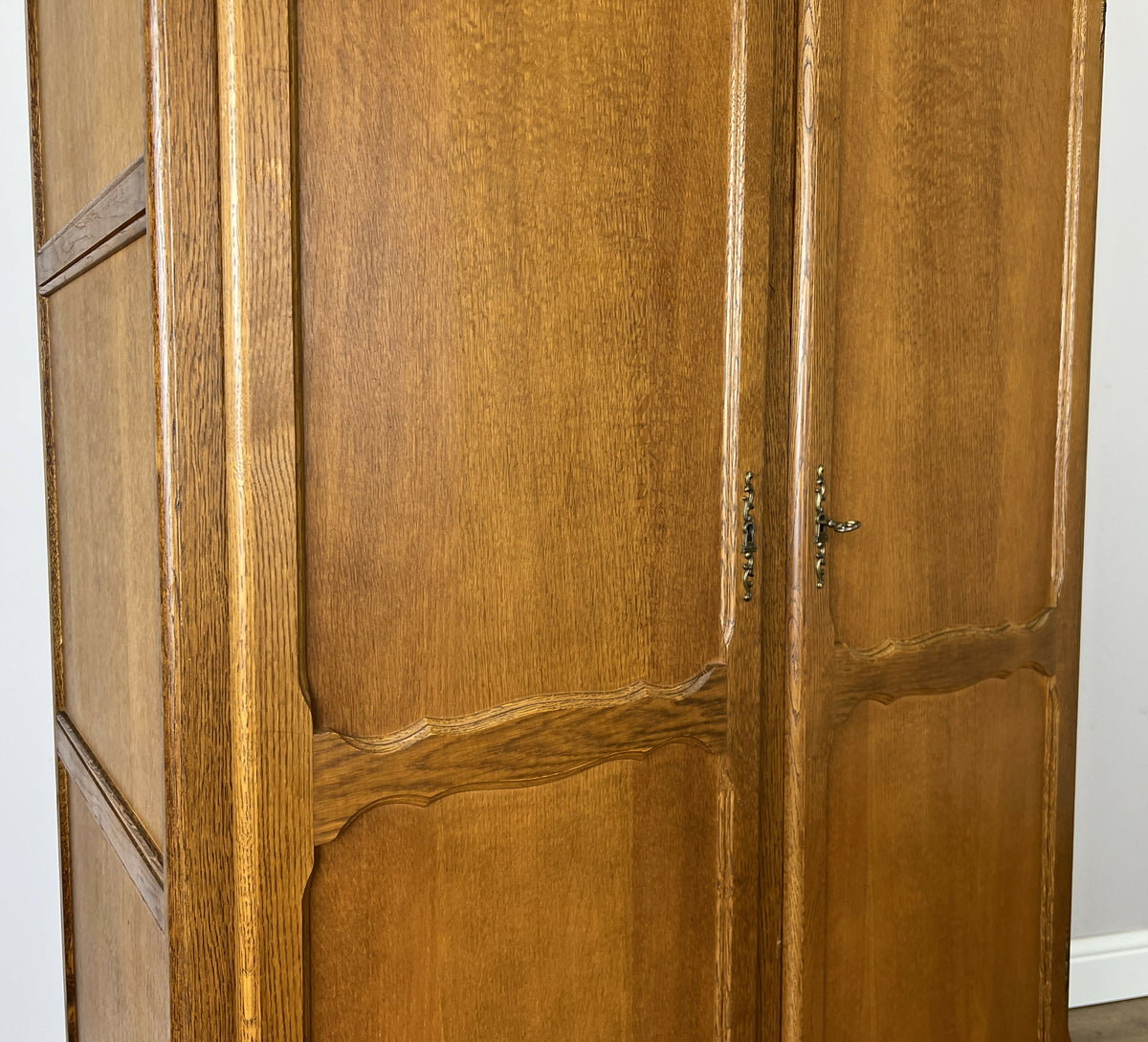 Wardrobe Vintage French Louis Oak Two Door Bedroom Storage Armoire LOT 6523