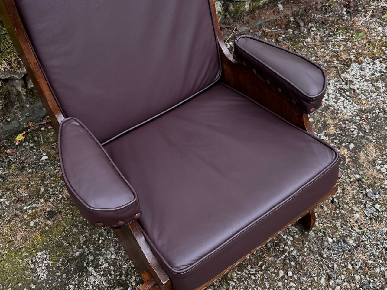 A NIGEL RUPERT GRIFFITHS MONASTIC CARVED OAK LEATHER FIRESIDE CHAIR / ARMCHAIR