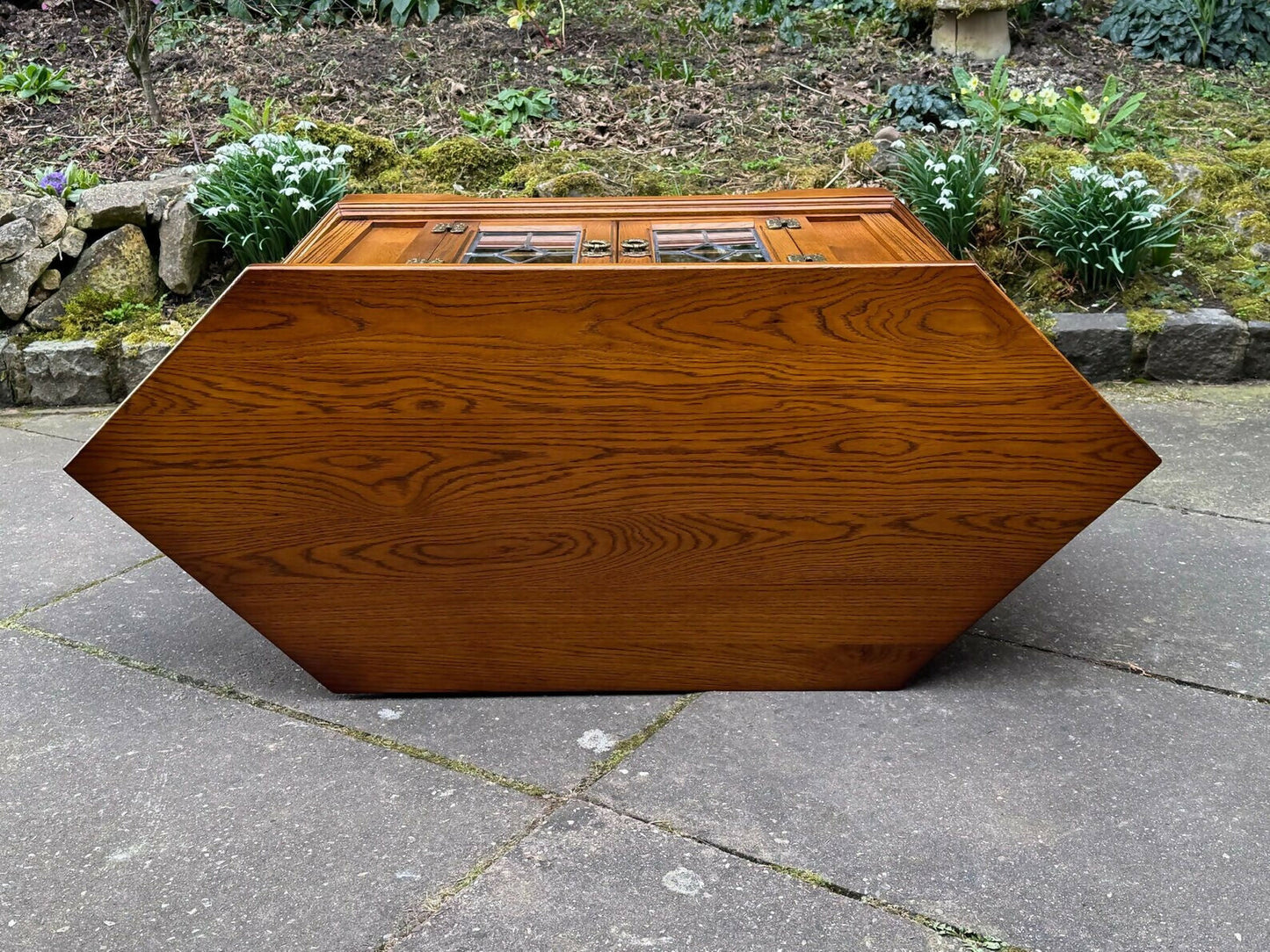 A WOOD BROTHERS OLD CHARM CARVED LIGHT OAK CORNER TV CABINET / MEDIA STAND / UNIT