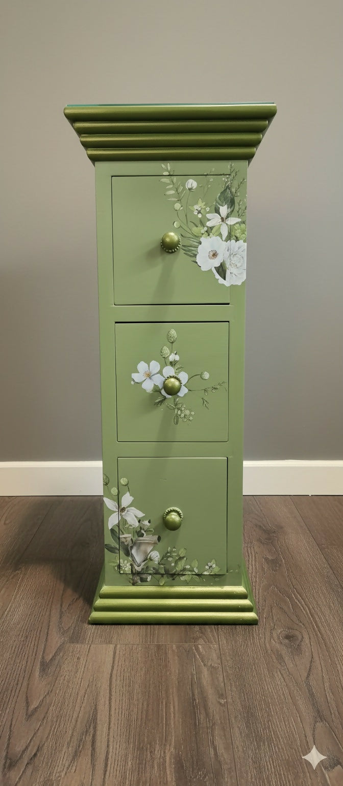 Slim chest of drawers