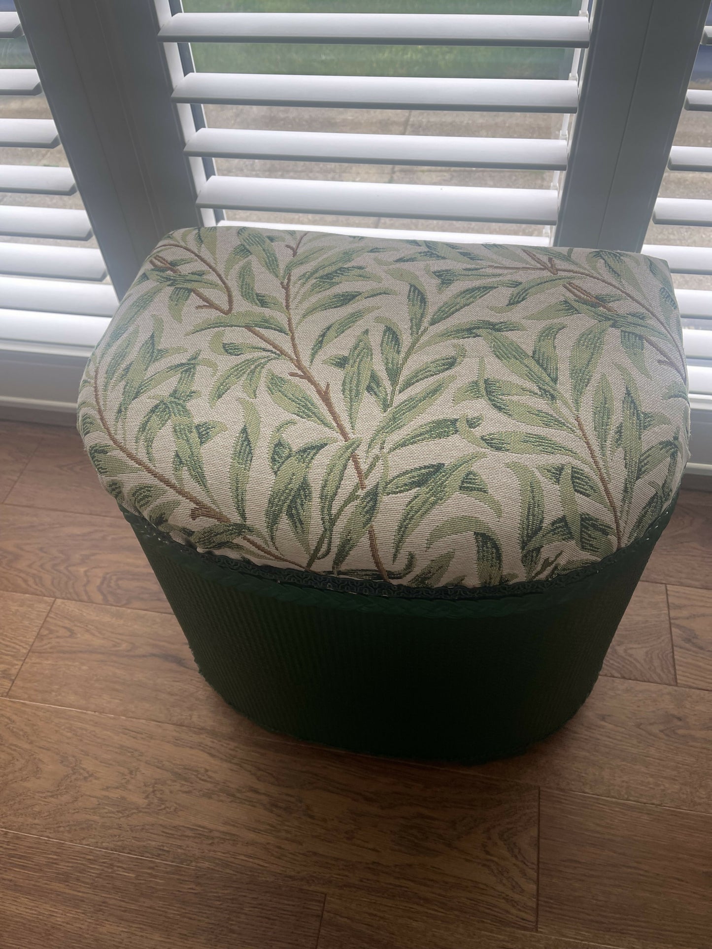 Green ottoman seat. Small. Bijou. Beautiful midgreen, matching fabric