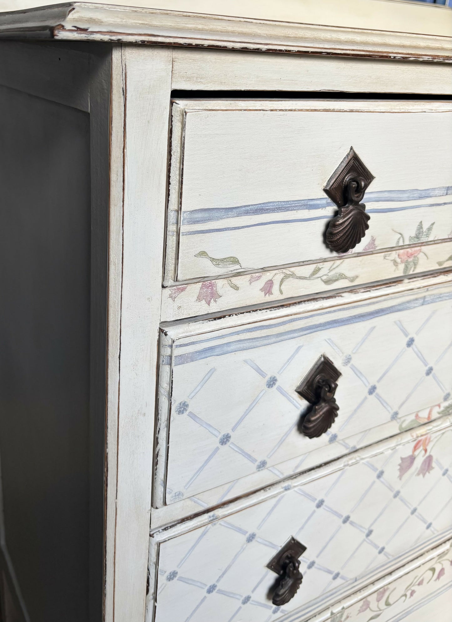 Beautiful vintage chest of drawers in Old English White