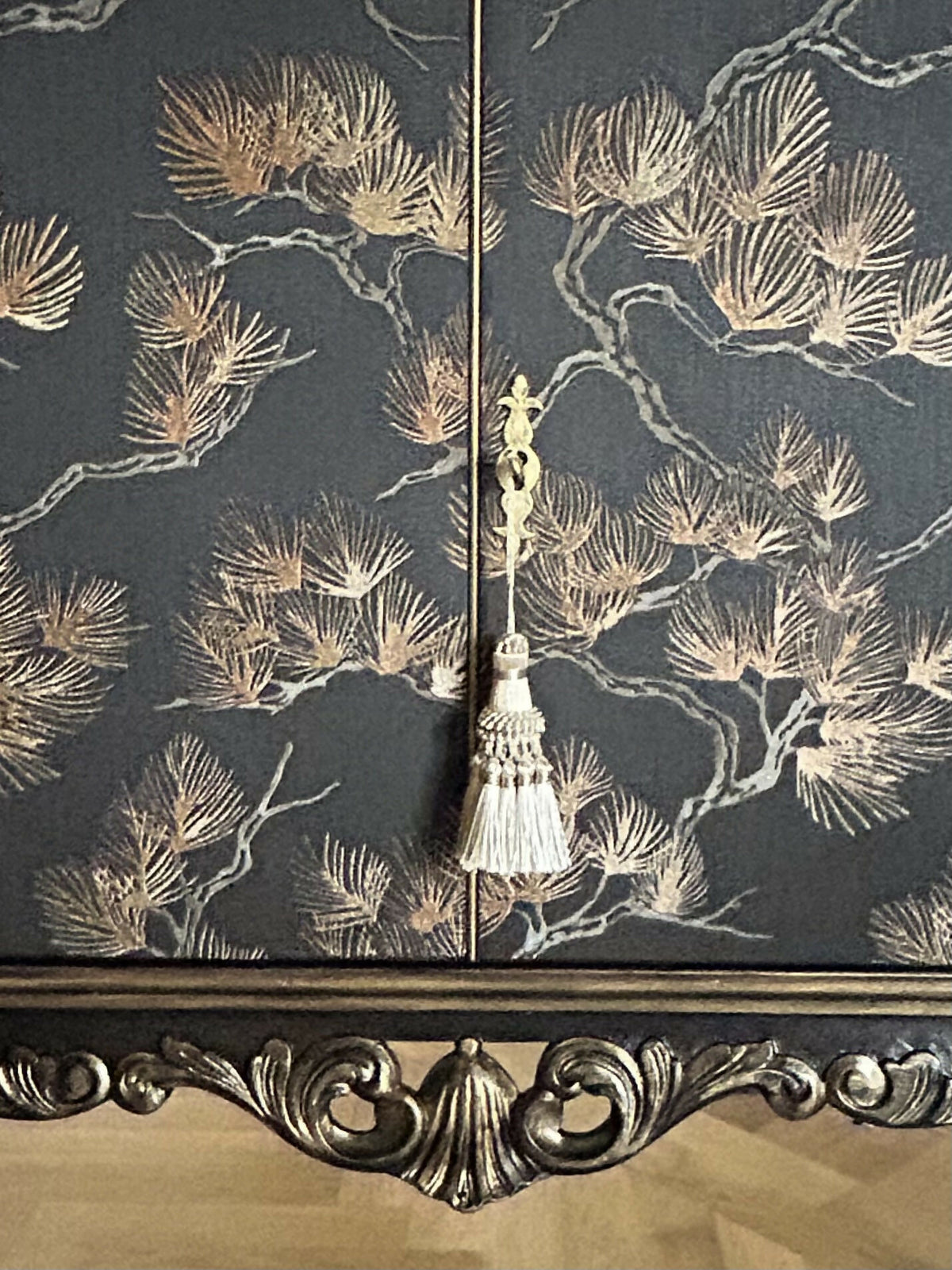 Cocktail Cabinet. Vintage Queen Anne Repro. Chinoiserie style. Black & Gold. Handpainted.