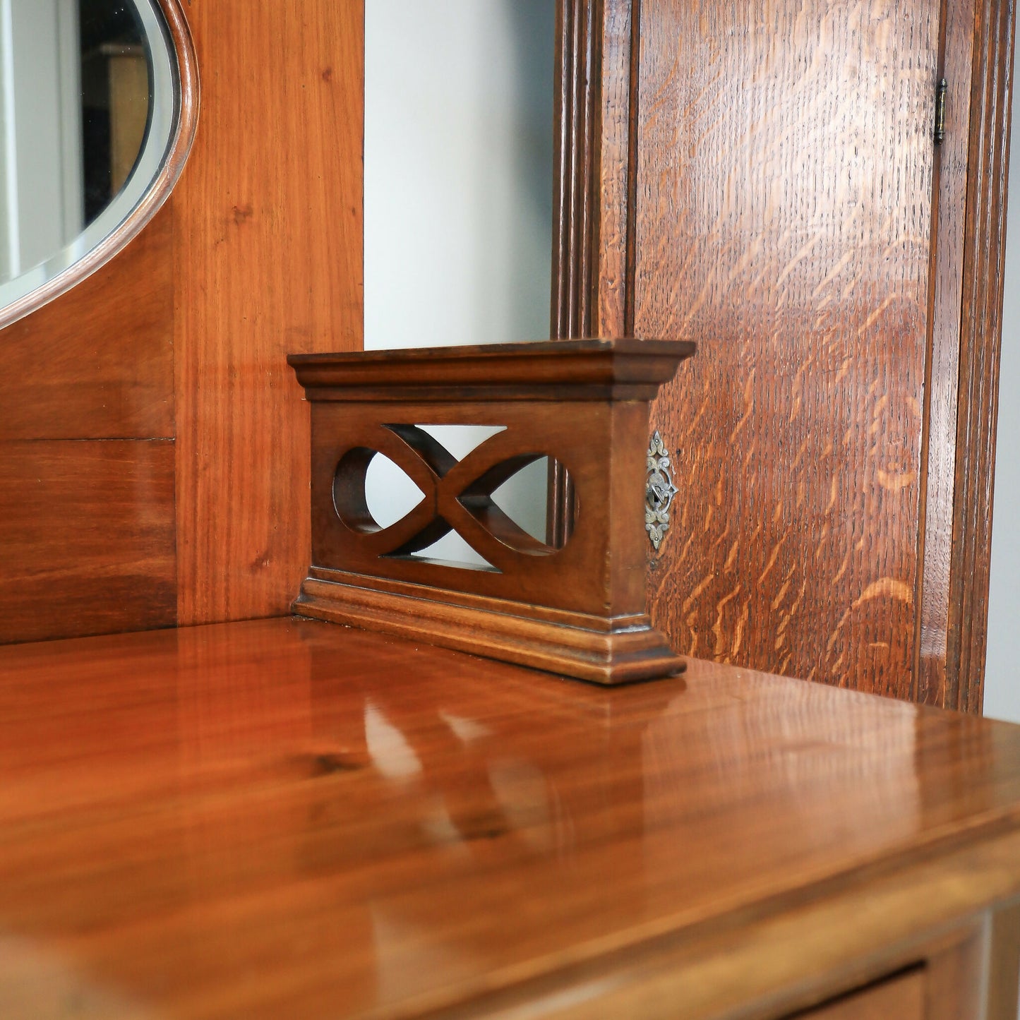 Edwardian Mirror Back Sideboard in Mahogany with Cabriole Legs