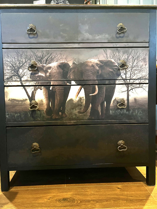 Oak chest of drawers