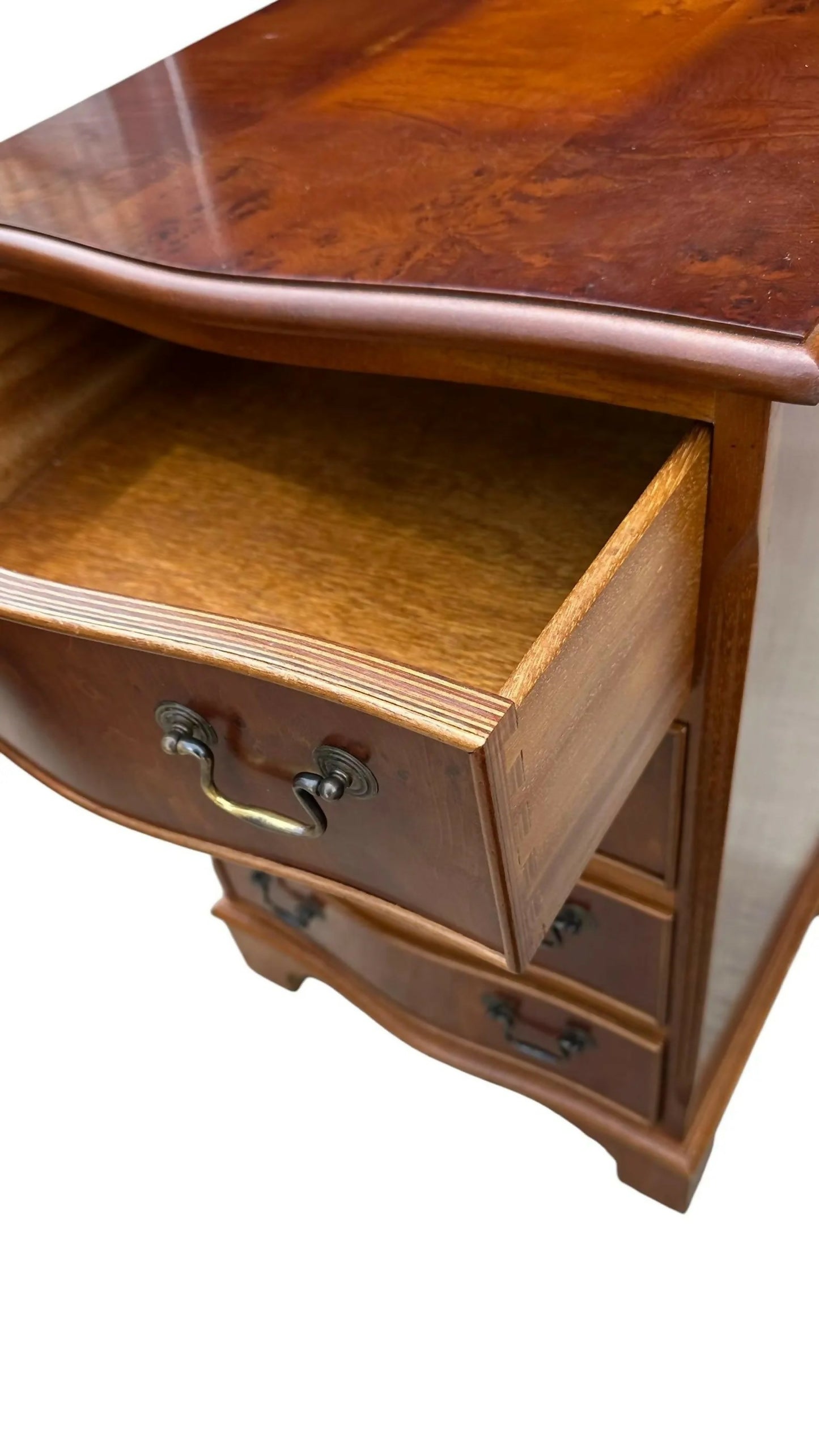Vintage Georgian style chest of drawers / bedside table