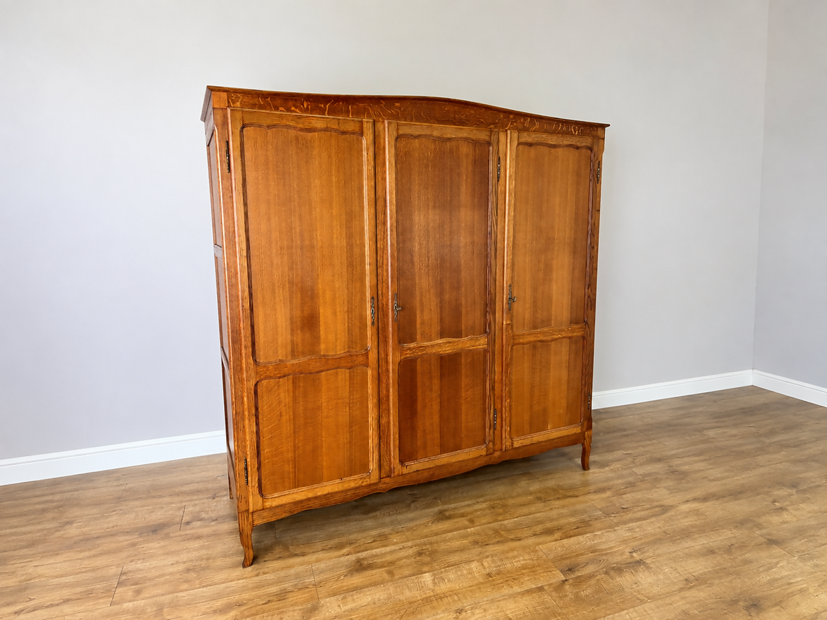 Wardrobe Vintage French Louis Oak Triple Door Carved Armoire Cabinet LOT 6531