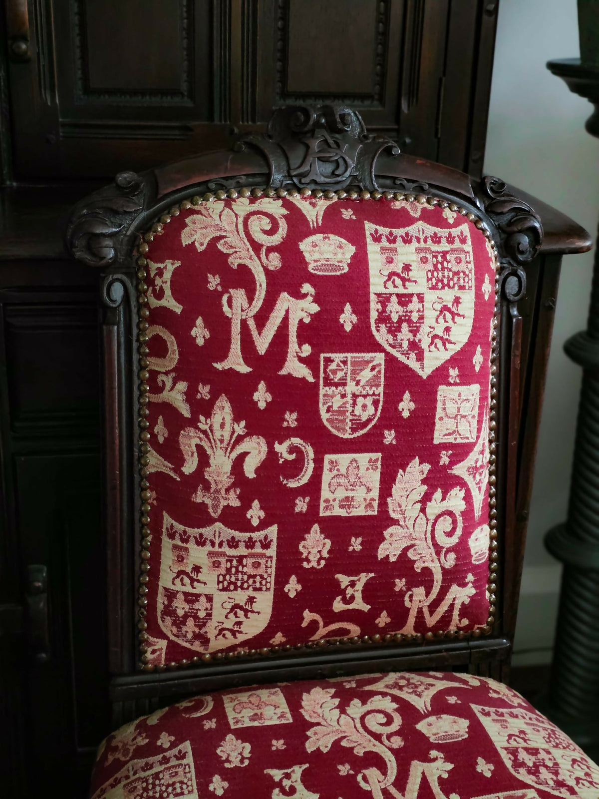 Antique 19th century Victorian set of two oak dining / side chairs, exceptional and highly decorative expertly crafted and of the finest quality.