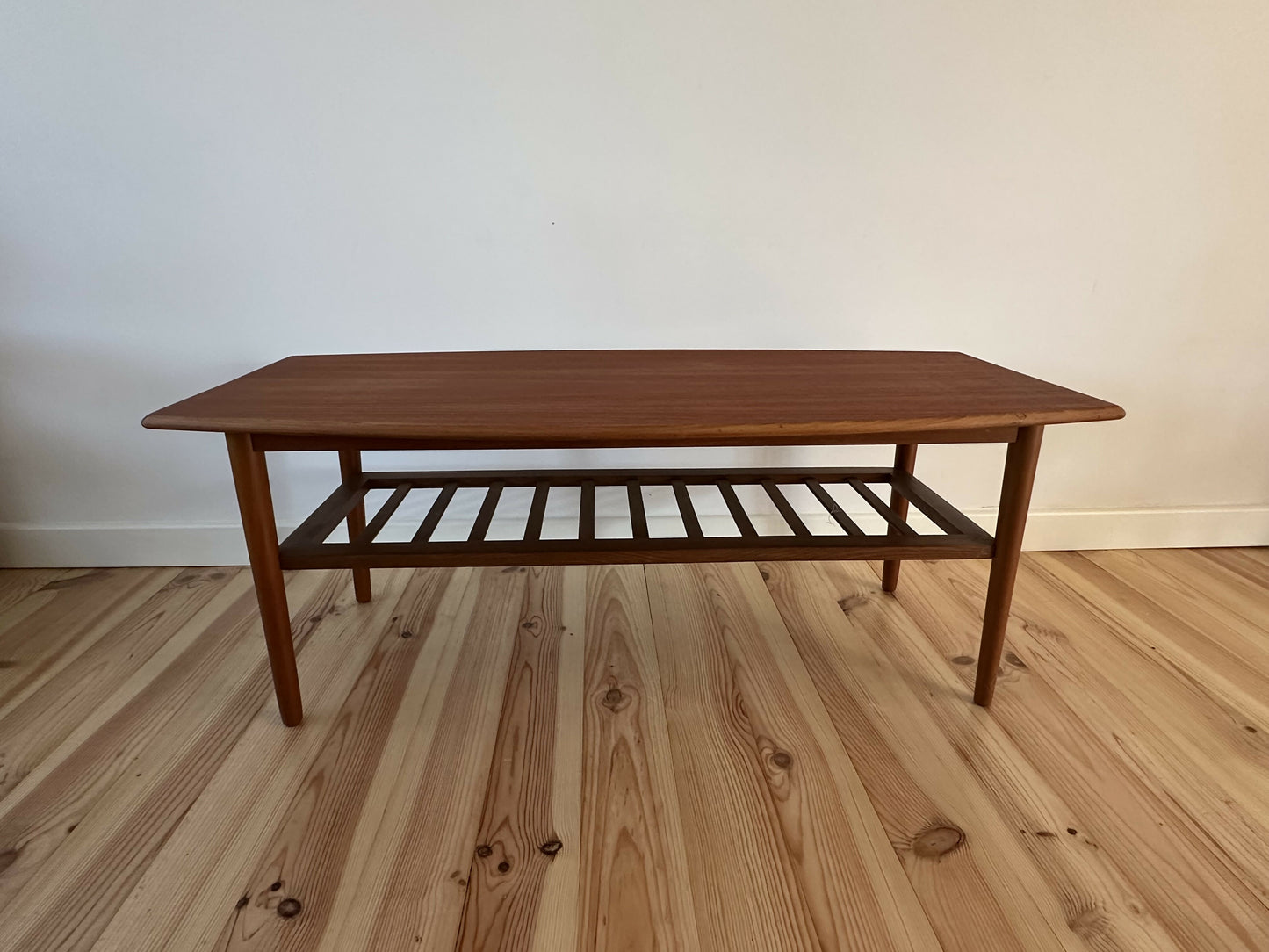 Mid Century Danish Teak Coffee Table Vintage Retro MCM Surfboard Style Coffee Table