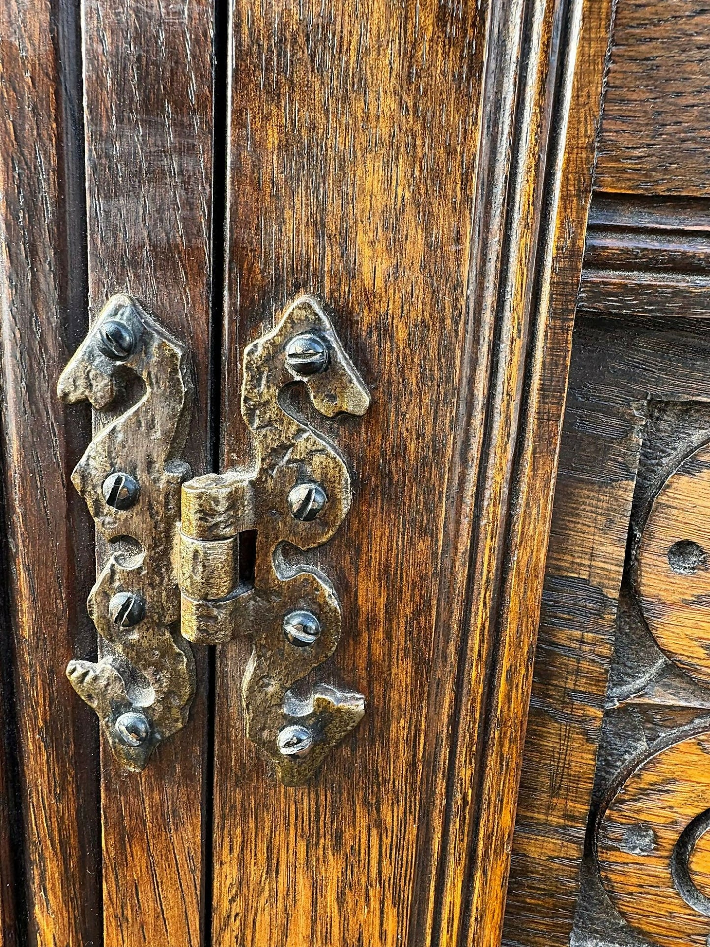 Good Quality Oak Carved Sideboard Cabinet