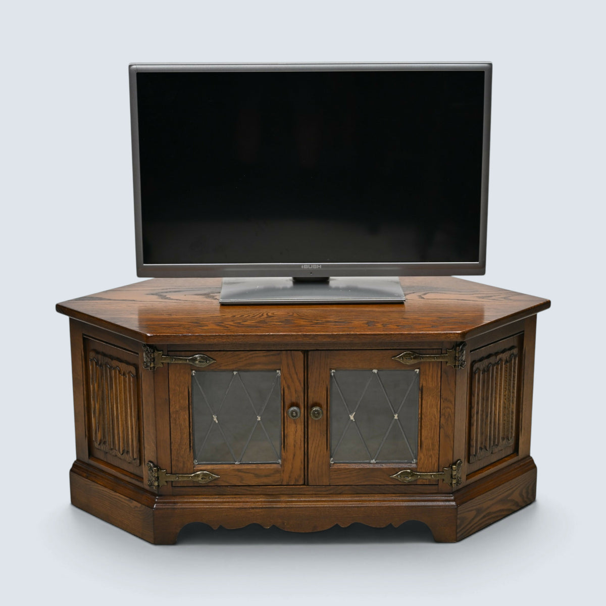 Old Charm TV Stand Linenfold Leaded Glass Doors Light Oak FREE UK Delivery*