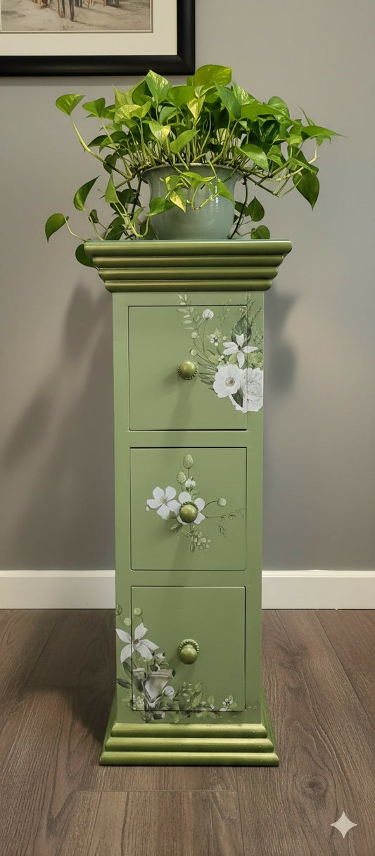 Slim chest of drawers