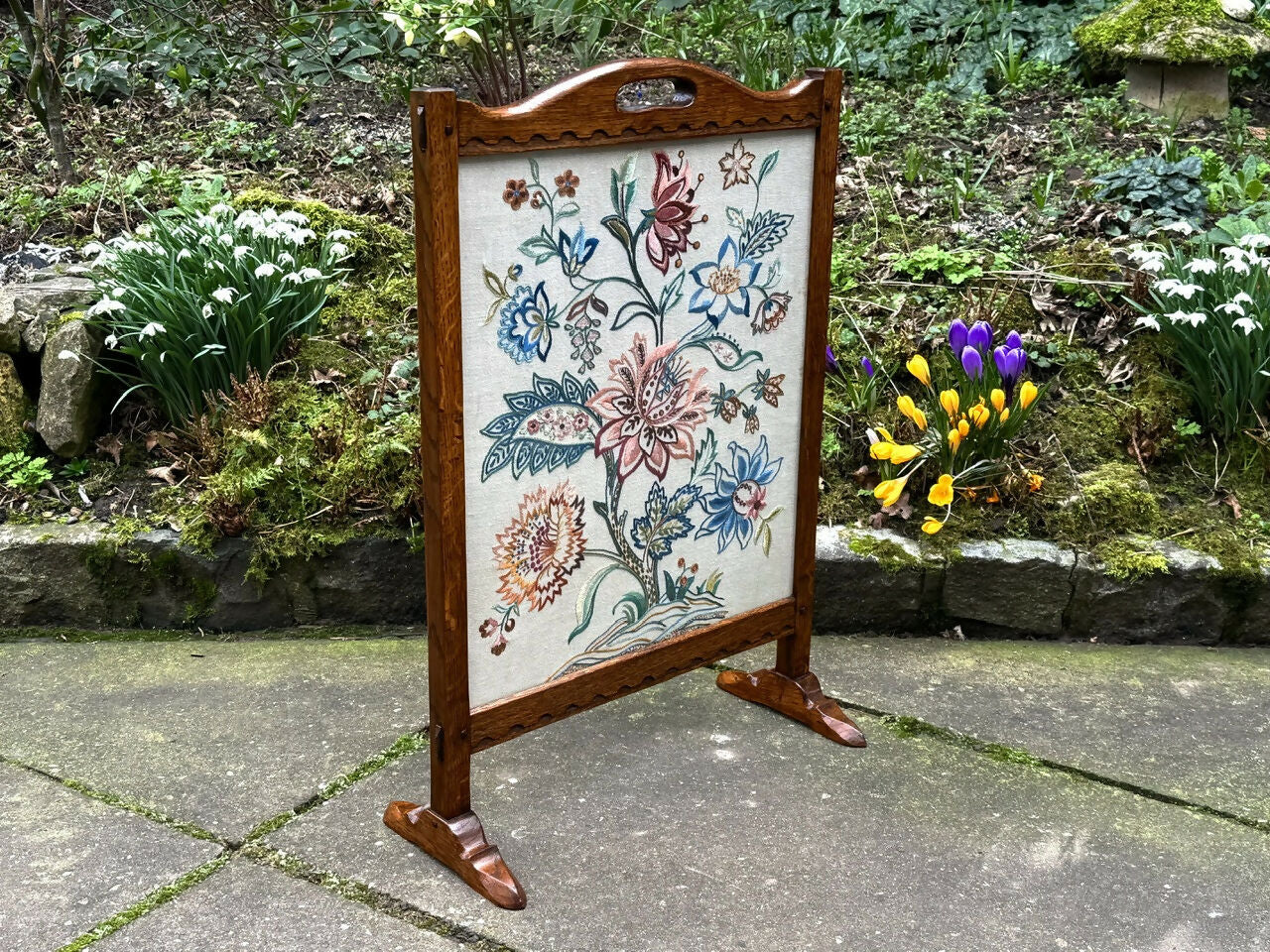 A RUPERT / NIGEL GRIFFITHS MONASTIC CARVED OAK FIRE SCREEN / STAND
