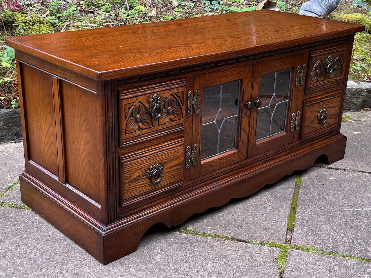 A WOOD BROTHERS OLD CHARM CARVED LIGHT OAK TV CABINET / MEDIA STAND / BASE / UNIT.