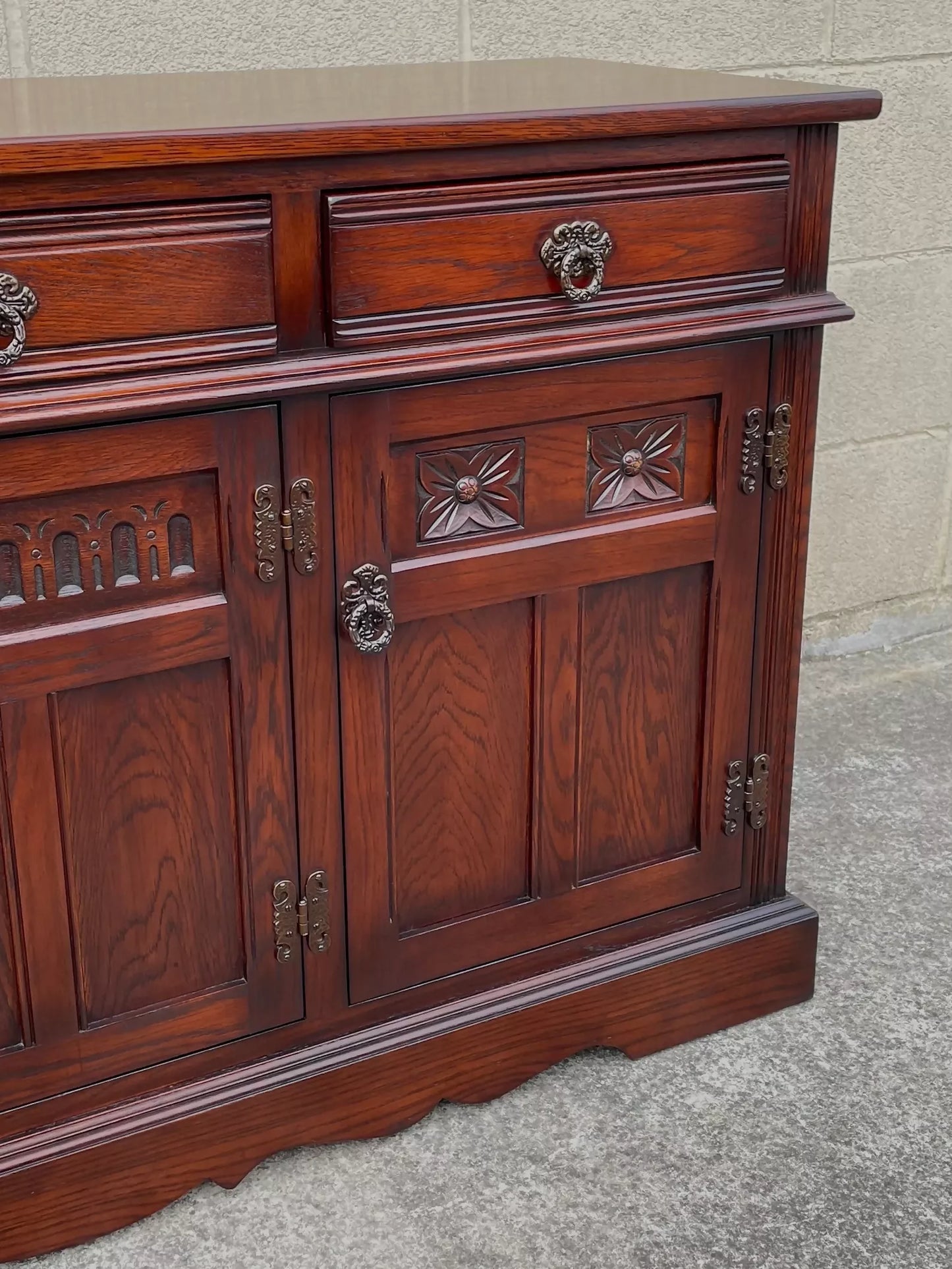 A WOOD BROTHERS OLD CHARM TUDOR BROWN CARVED OAK SIDEBOARD / DRESSER BASE / CUPBOARD / CABINET.