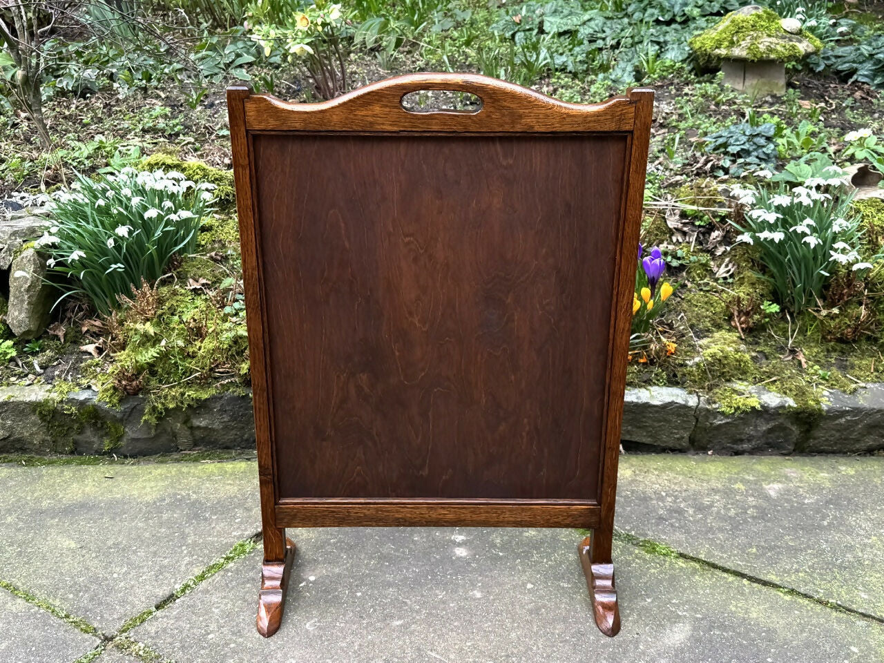 A RUPERT / NIGEL GRIFFITHS MONASTIC CARVED OAK FIRE SCREEN / STAND