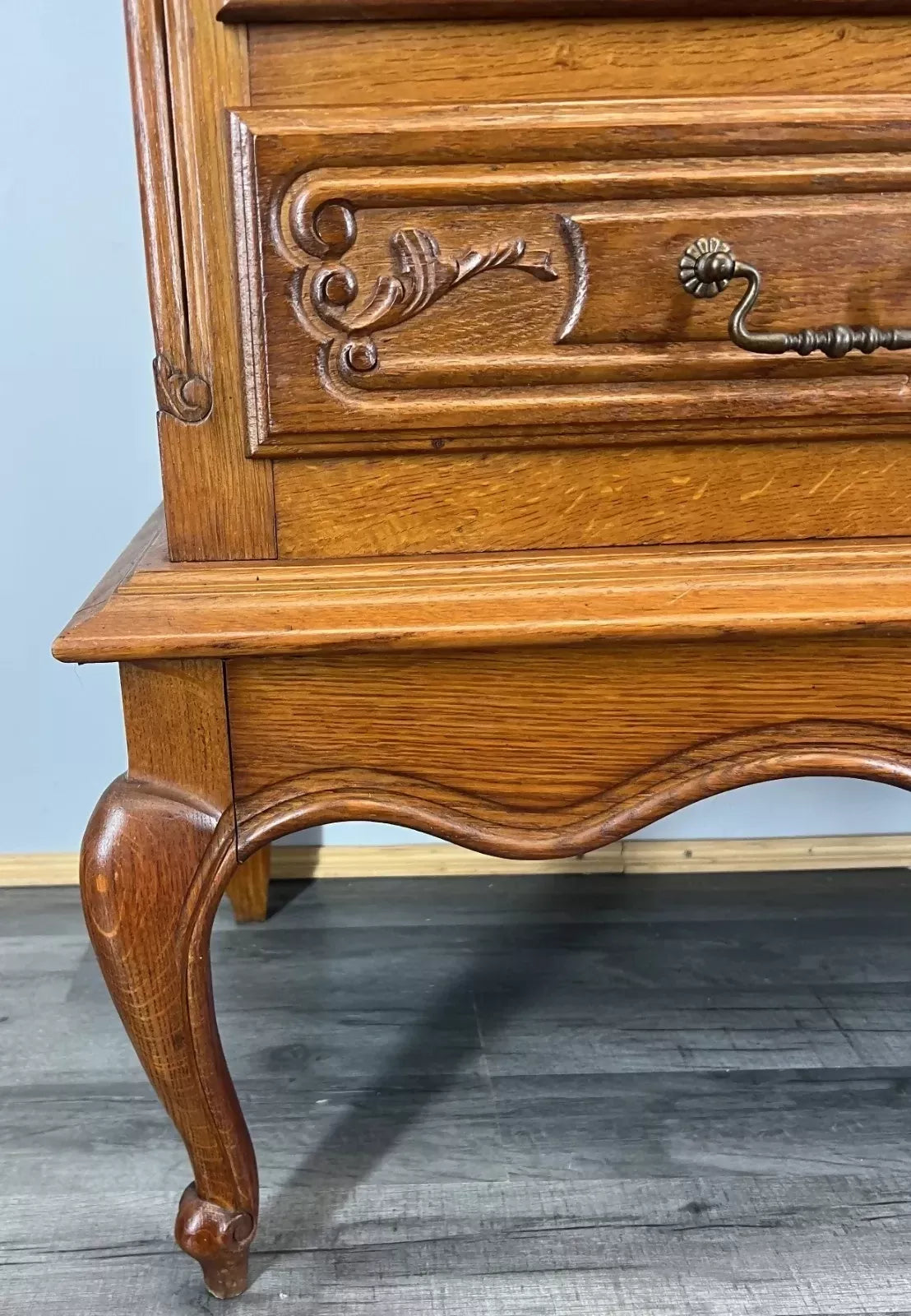 Cabinet Vintage French Louis XIV Oak Sideboard with Carved Cupboard LOT 4471