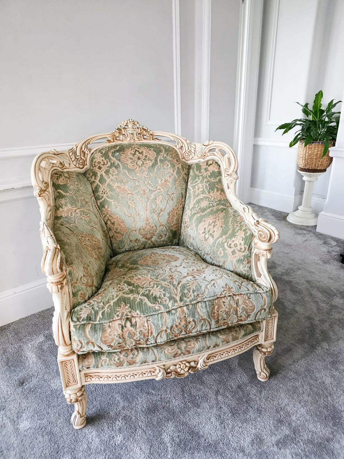 VIntage Italian Rococo / Baroque-Style French Louis XV/XVI Carved Wood Bergère,