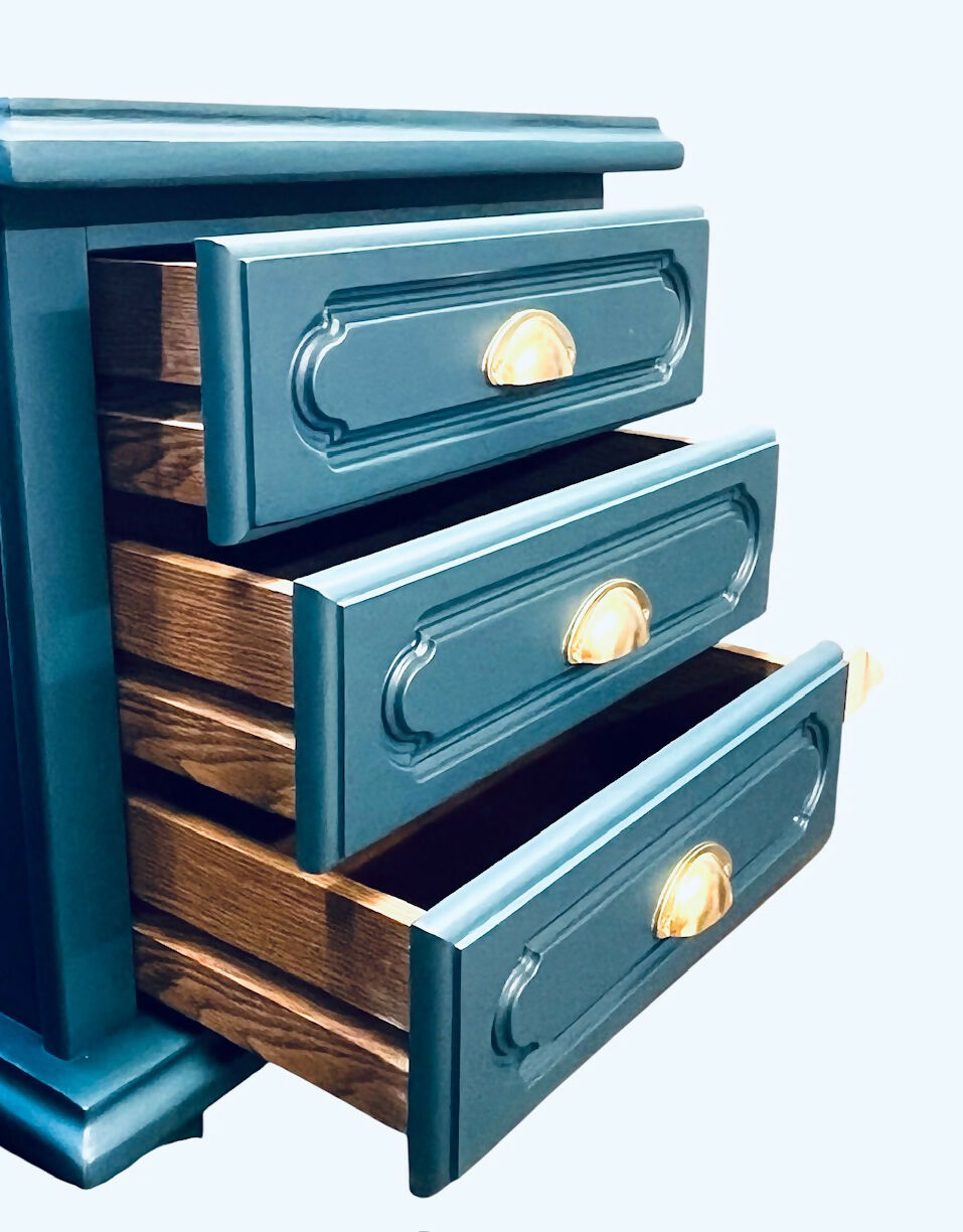 Mid-Century Modern Bedside Cabinets – Elegant & Timeless