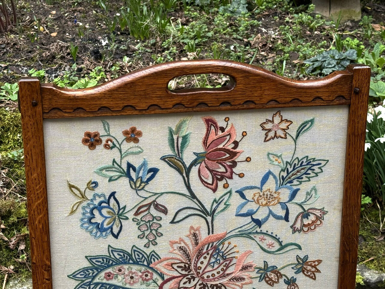 A RUPERT / NIGEL GRIFFITHS MONASTIC CARVED OAK FIRE SCREEN / STAND