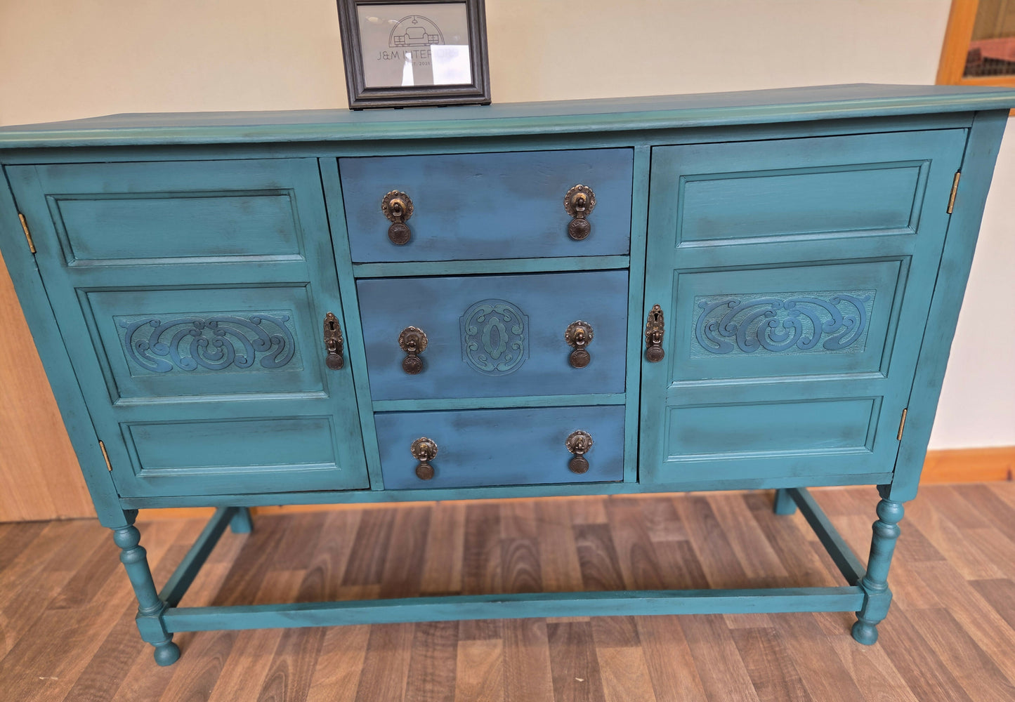 Vintage solid oak sideboard/cabinet/bar.