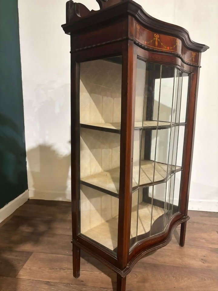 Edwardian mahogany display cabinet featuresv